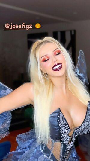 Violet Benson photo 19