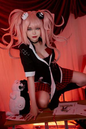 ZinieQ Cosplayer photo 360